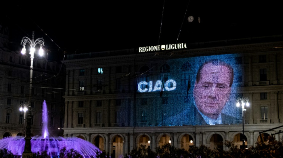 A Milan, les admirateurs de Berlusconi affluent pour les funérailles d'Etat