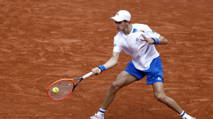 Roland Garros: Arnaldi lotta ma esce, Tsitsipas ai quarti