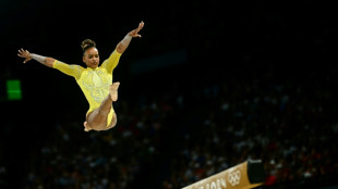 Rebeca Andrade é prata no individual geral da ginástica; Simone Biles leva o ouro