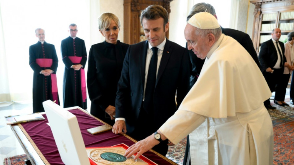 El papa se reúne en el Vaticano con el presidente francés