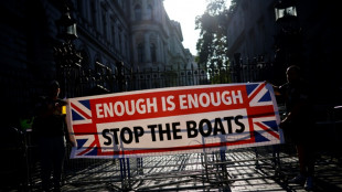 Heurts au Royaume-Uni: Starmer affiche son soutient à la police face aux "bandes de voyous"