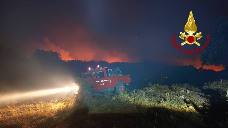 4 Canadair e 5 elicotteri su fiamme Nuorese, 4 ovili evacuati