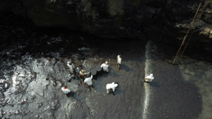 Carrera contrarreloj en playas de Perú para retirar crudo derramado