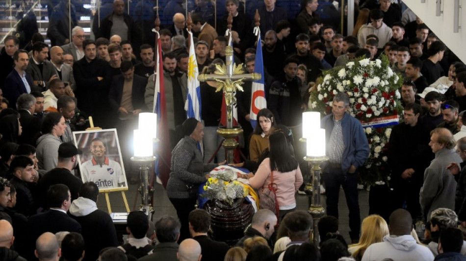 Uruguay despide al futbolista Juan Izquierdo en concurrido funeral