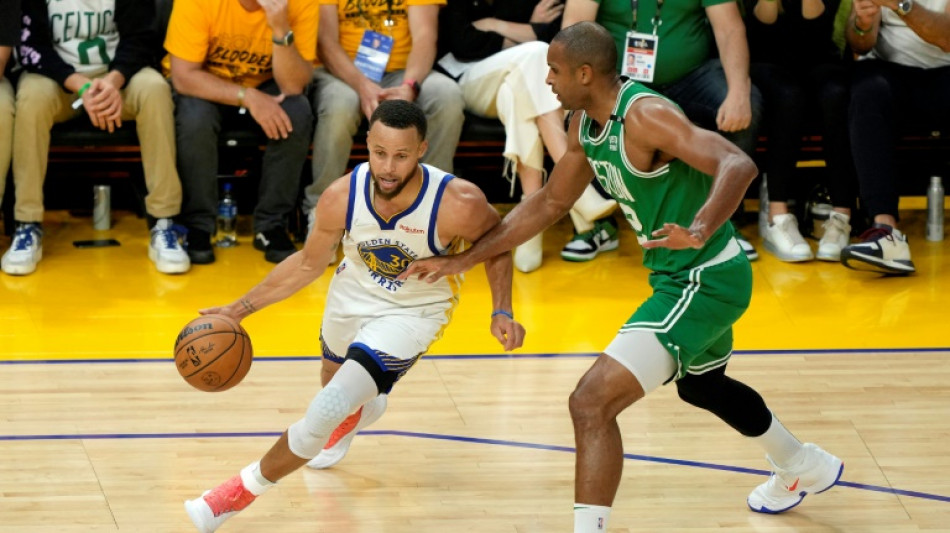 Curry stars as Warriors down Celtics to level series