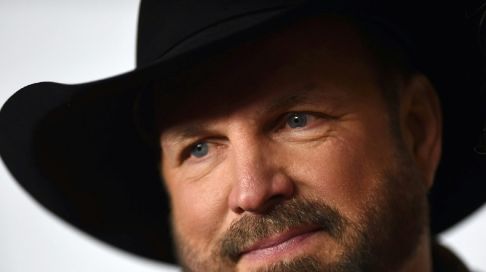 El músico estadounidense de country Garth Brooks niega las acusaciones de violación