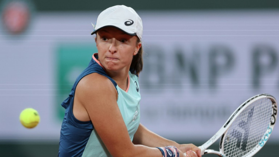 Swiatek powers into French Open second round