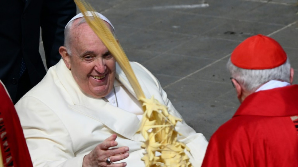 Le pape, tout juste sorti de l'hôpital, remercie les fidèles pendant la messe des Rameaux