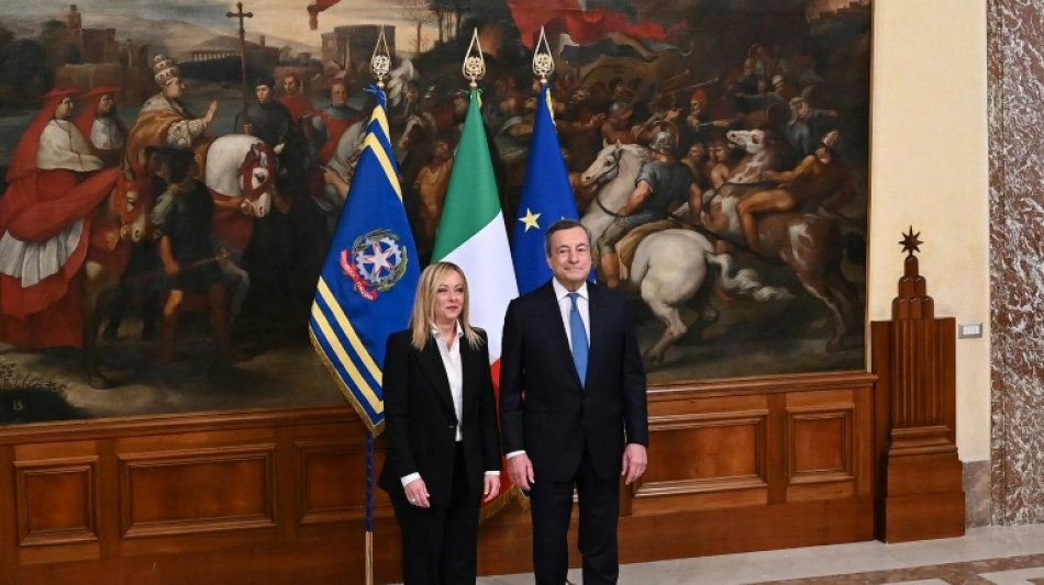 Giorgia Meloni, primera mujer en dirigir Italia, asume oficialmente su cargo