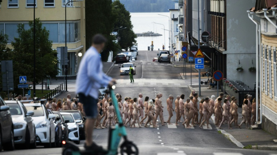 Finlande : un millier de personnes nues pour un photographe