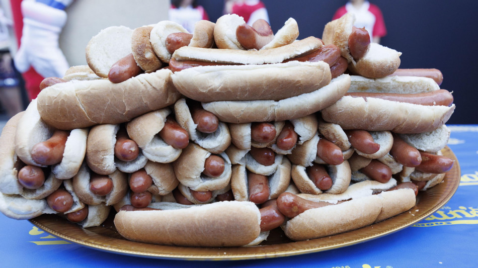 Divora 58 hot dog in 10 minuti il nuovo campione a Coney Island