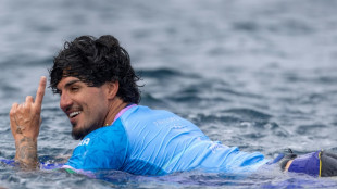 Gabriel Medina vence Correa e conquista bronze no surfe de Paris-2024