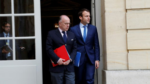 Cazeneuve et Bertrand reçus lundi par Macron pour discuter d'une nomination à Matignon