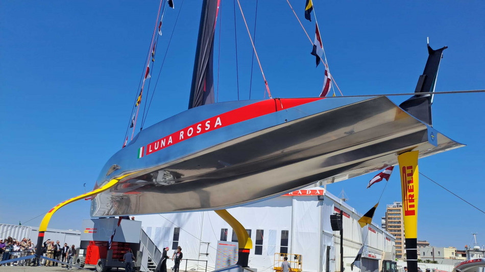 Scafo d'argento e ali gialle, ecco la nuova Luna Rossa