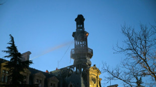 Un incendio arrasa campanario de ayuntamiento de distrito en París