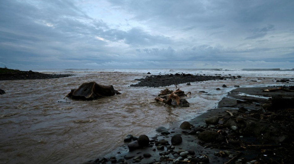 El Salvador en alerta por la depresión tropical E-19