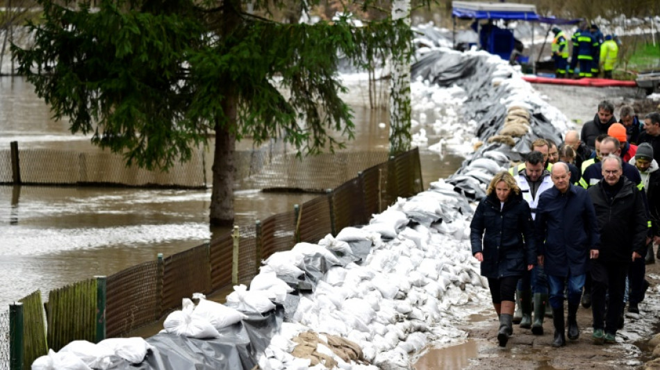 Deiche halten Wassermassen bislang stand - Scholz stellt Hilfe in Aussicht