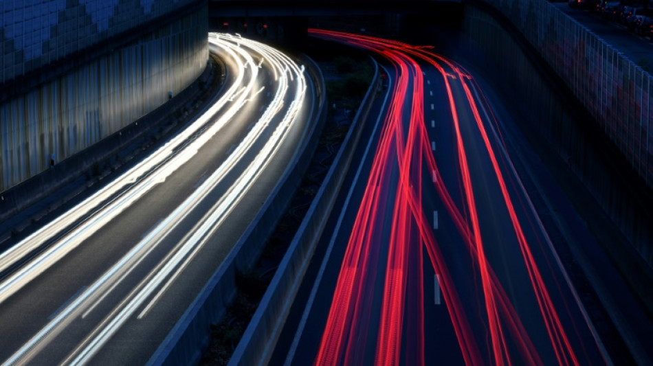 Gullydeckel auf Autobahn geworfen: Junge Männer in Hildesheim vor Gericht