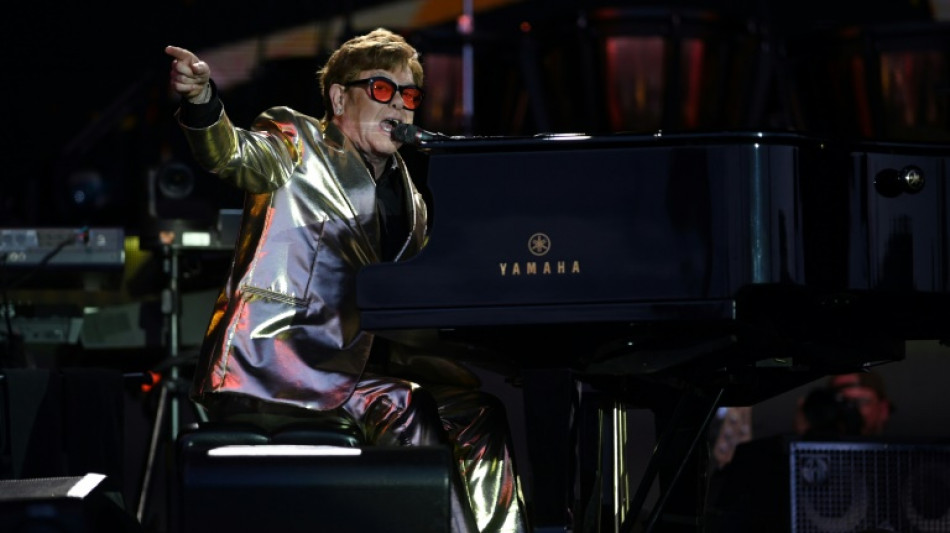 Strass et néon au dernier concert de la tournée d'adieu d'Elton John