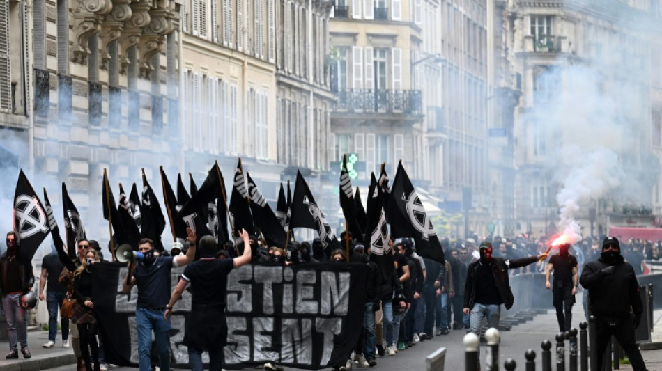 Paris police under fire over neo-Nazi rally