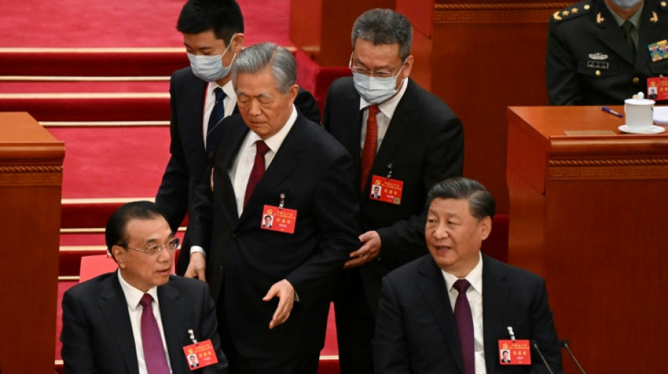 Expresidente chino Hu sale escoltado del Congreso del PCC