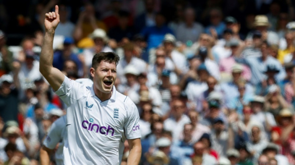 Wickets aplenty as England collapse after New Zealand slump