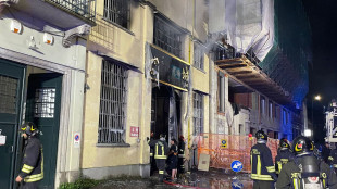 Incendio in un emporio cinese a Milano, tre morti