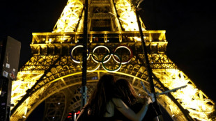 Les anneaux olympiques de la tour Eiffel ont été déposés (photographe AFP)