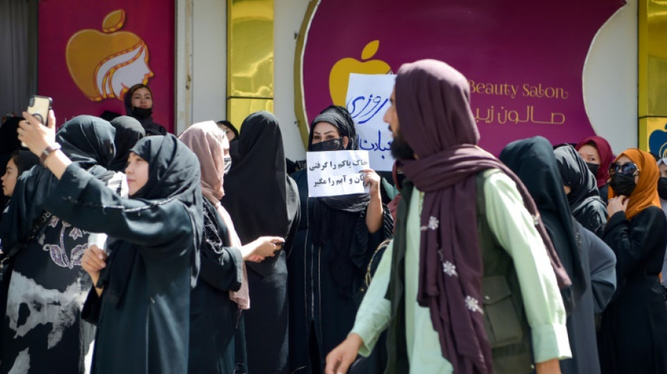 Afganas protestan en Kabul contra el cierre de los salones de belleza