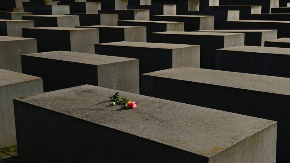 Unbekannte ritzen Hakenkreuze in Stele von Berliner Denkmal für ermordete Juden