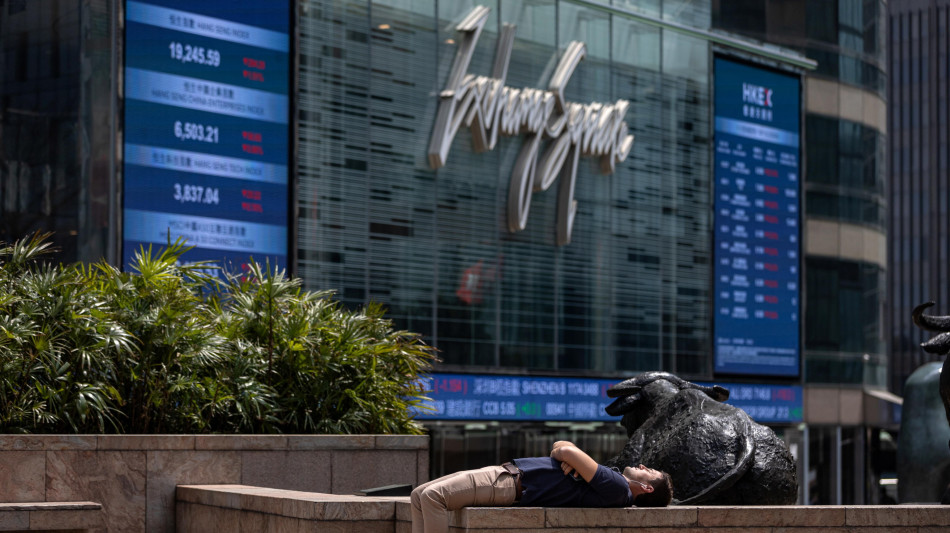 Borsa: l'Asia chiude contrastata, si guarda alle banche centrali