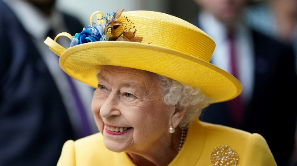 Isabel II aparece por sorpresa para inaugurar línea de metro londinense con su nombre