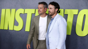 Casey Affleck y Matt Damon protogonizan "Los instigadores", un filme de acción irreverente