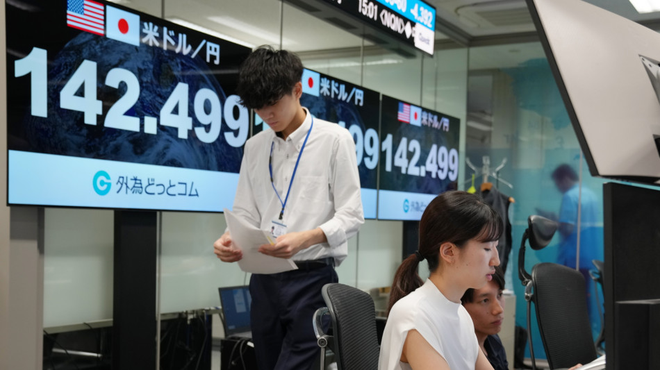 La Borsa di Tokyo chiude in netto rialzo del 10,2%