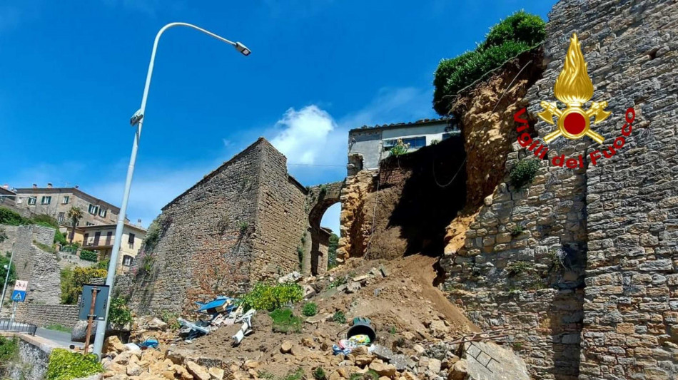 Crolla porzione di mura a Volterra, una persona ferita