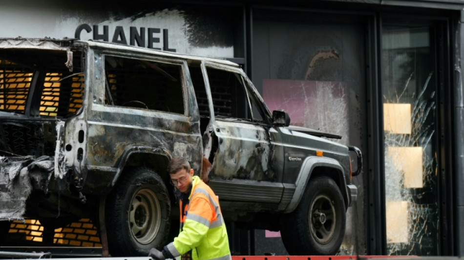 Thieves ram-raid Chanel store in Paris