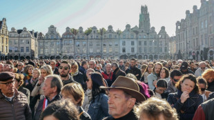 Cientos de personas homenajean en Francia al profesor asesinado por apuñalamiento