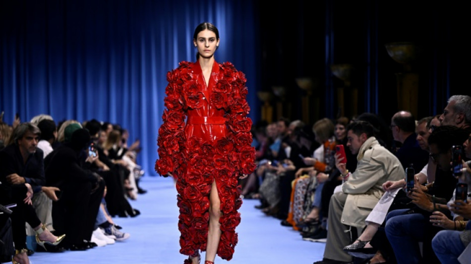 Balmain triunfa con un espectacular desfile en París tras sufrir robo de cincuenta piezas