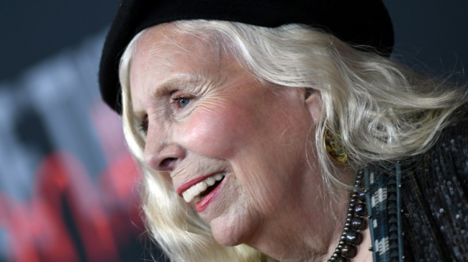 Joni Mitchell sorprende al público con una actuación en el Newport Folk Fest