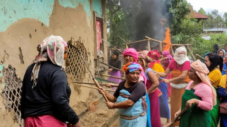 Grupo feminino incendeia casas de suspeitos de forçar duas mulheres a andar nuas na índia