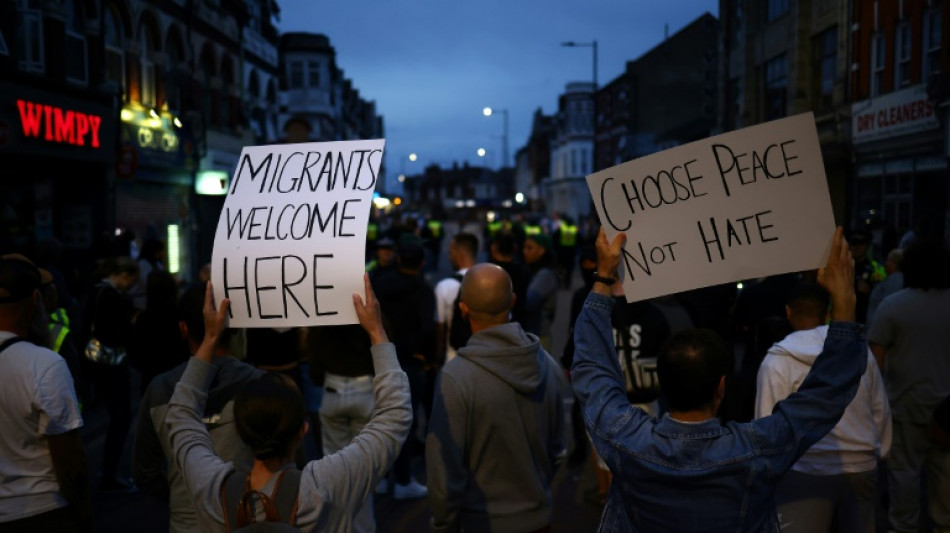 Nach Ausschreitungen rechtsradikaler Gruppen: Tausende protestieren in Großbritannien gegen Rassismus