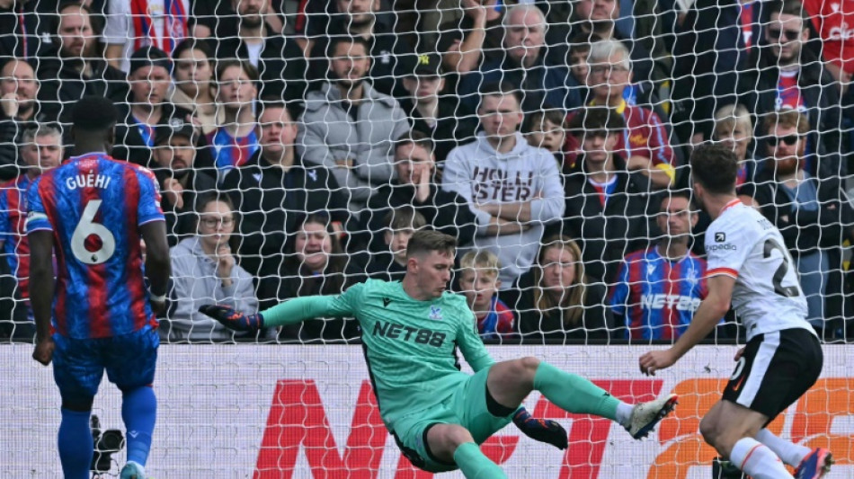 Liverpool bate Crystal Palace e é líder da Premier; City e Arsenal vencem de virada