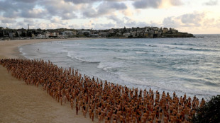 Miles de personas se desnudan por arte en icónica playa de Sídney