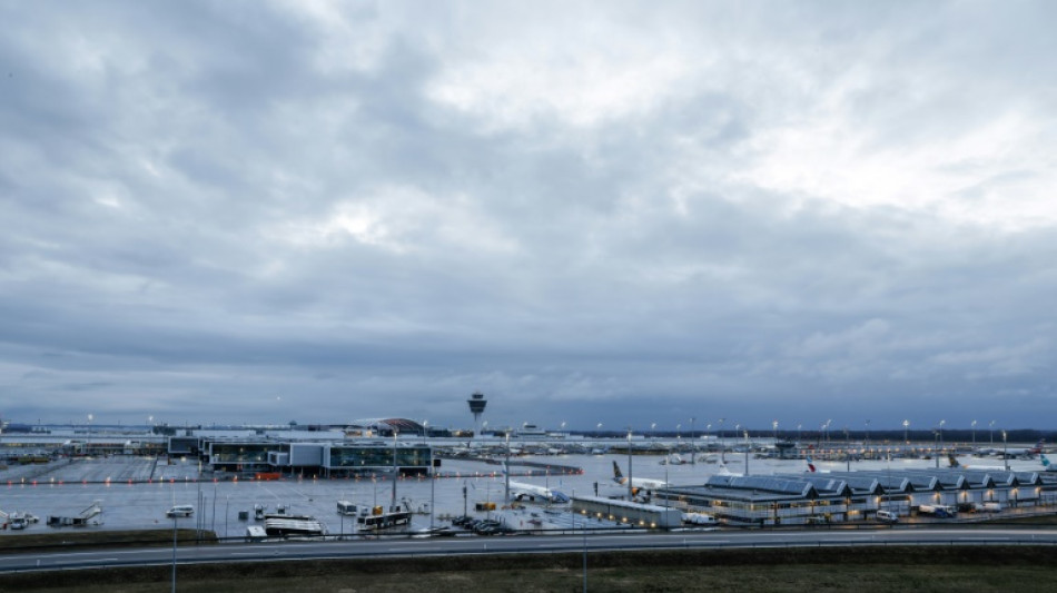 Mann schafft es am Münchner Flughafen zweimal ohne gültiges Ticket ins Flugzeug