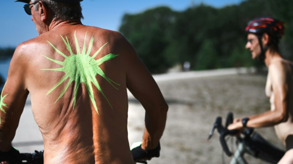 Des cyclonudistes manifestent pour le climat à Lyon