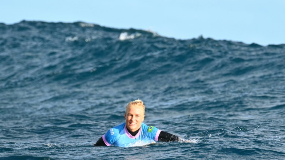 Tati Weston-Webb vence e vai às semis do surfe de Paris-2024; Luana Silva é eliminada