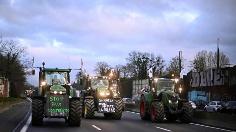 French police make arrests as farmers close in on key locations