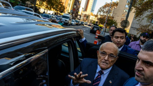 Giuliani, exabogado de Trump condenado por difamación, entrega su Mercedes y relojes