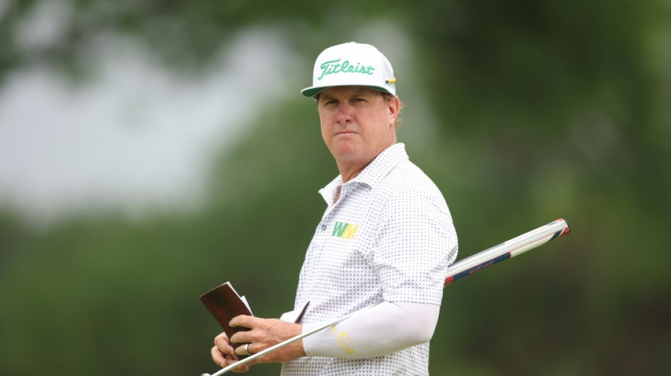 Hoffman grabs lead at crowded Colonial, Scheffler struggles