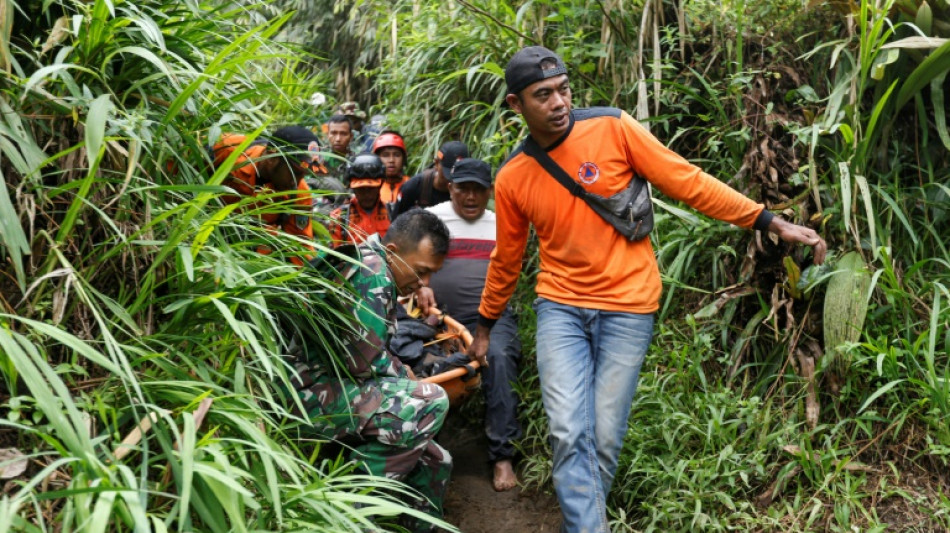 Suben a 13 los muertos por erupción volcánica en Indonesia